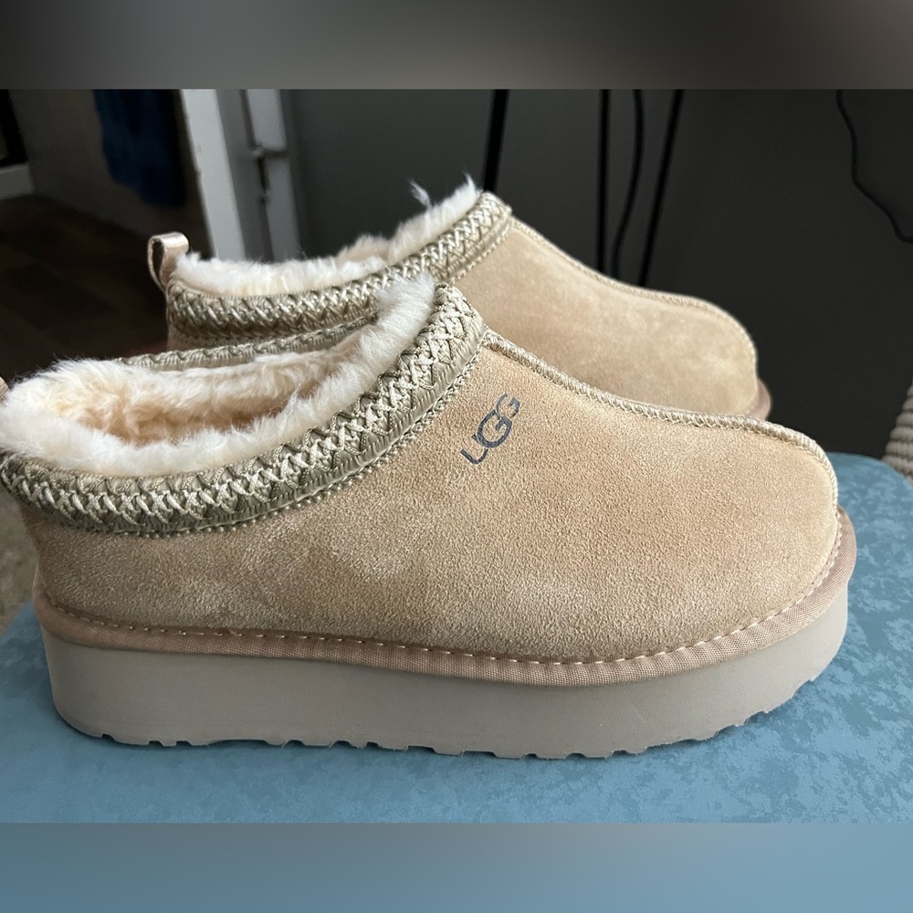 Ugh Tasman platform dups new never worn